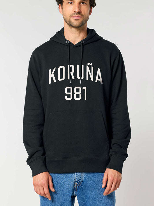 Hombre posando con sudadera negra con el diseño en blanco de "Koruña 981".