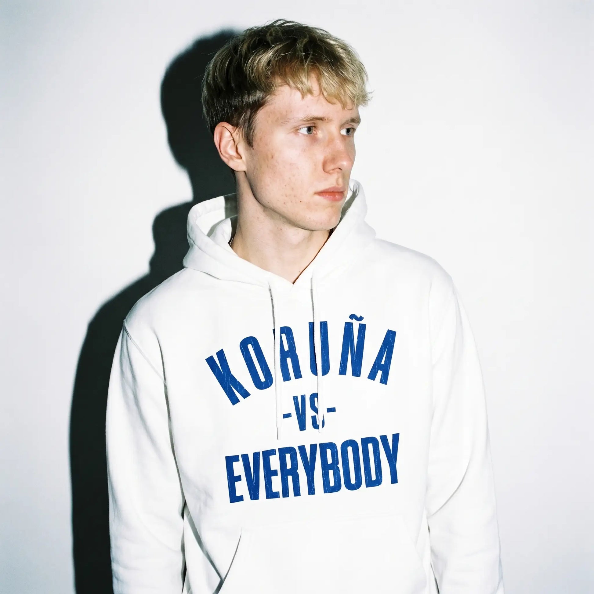 Koruña vs Everybody by Chukelo Sudadera con Capucha